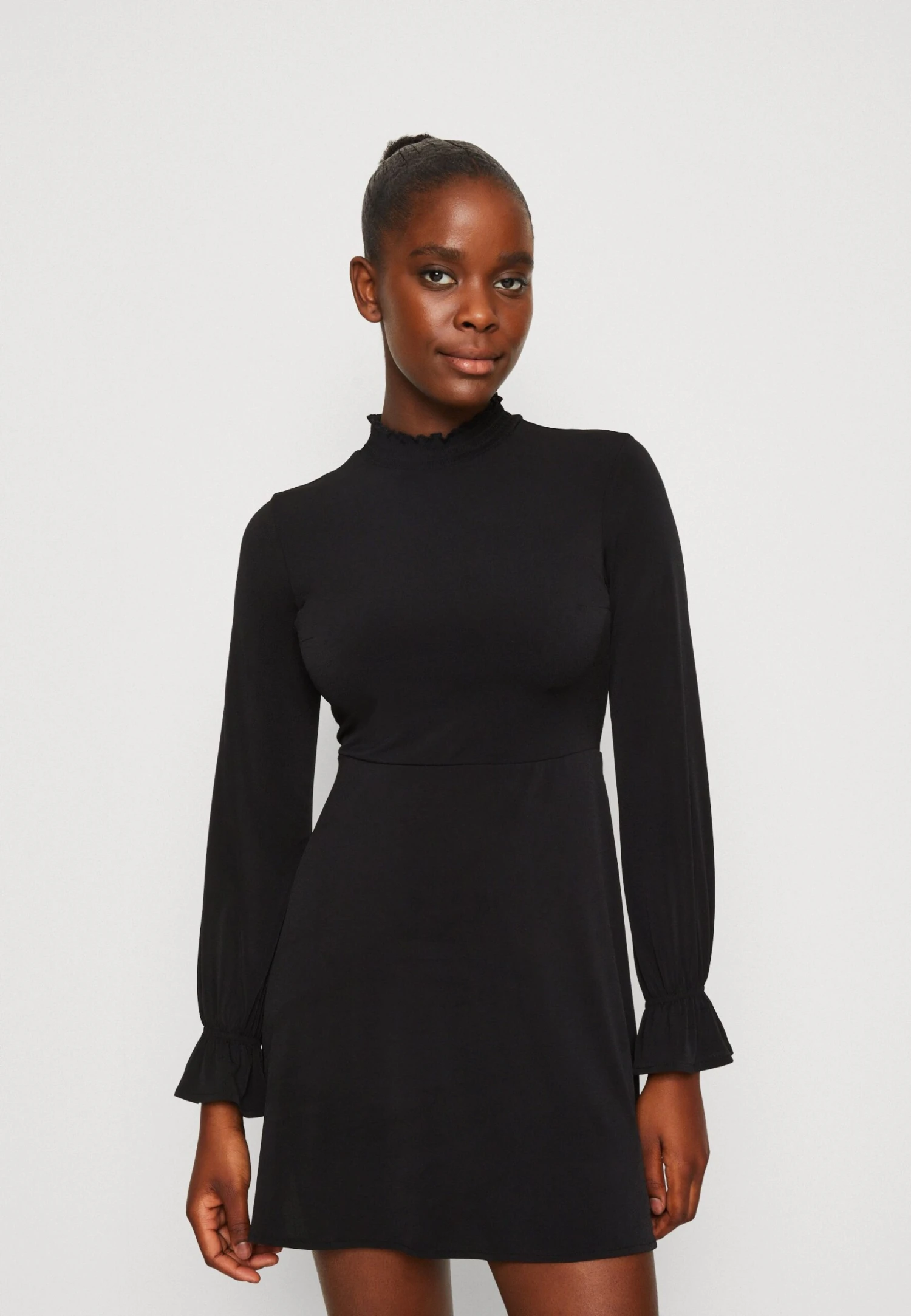 Even&Odd Rushed Neckline Flowy Long Sleeves - Jerseyjurk - Black